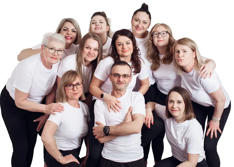 Rafal in a white T-shirt among smiling Smart Body Studio clients